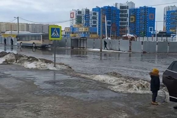Пензенцы жалуются на лужи у детской поликлиники в Спутнике и «терновское море»