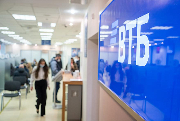 ВТБ: больше половины вкладов в юанях держат клиенты старше 50 лет