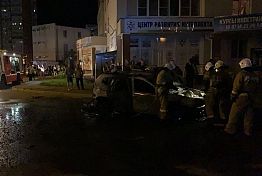 В Пензе ночью горящий автомобиль тушили 12 огнеборцев