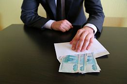 Директор кафе, торговавшего алкоголем без лицензии, хотел откупиться от полиции Директор кафе, торговавшего алкоголем без лицензии, хотел откупиться от полиции