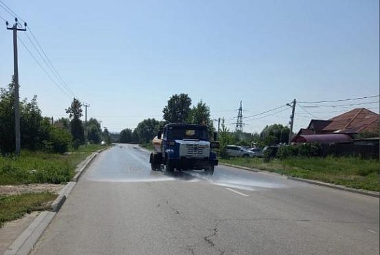 В Пензе во время жары дороги поливают 27 спецмашин
