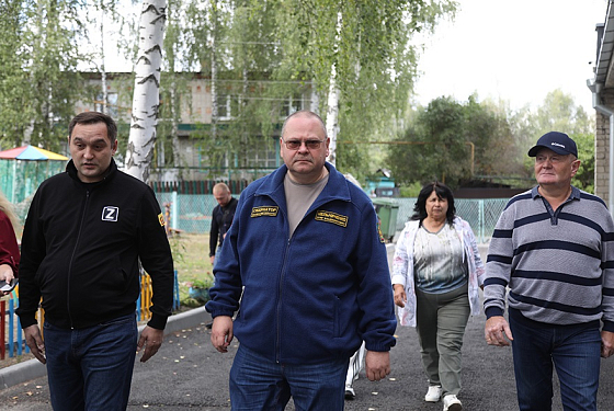Олег Мельниченко посетил детсад и школу поселка Золотаревка