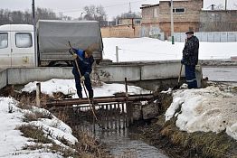 В Пензе бытовой мусор мешает пропуску талых вод