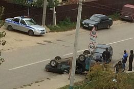 В Ахунах перевернулась легковушка, пострадала девушка