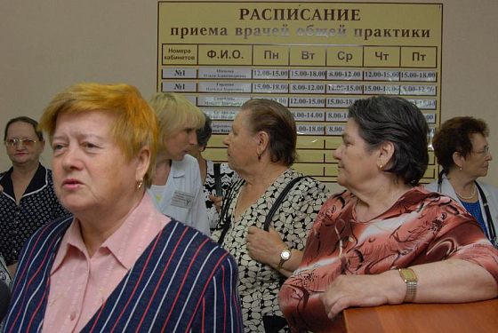 Олег Мельниченко потребовал разобраться с большими очередями в поликлиниках 