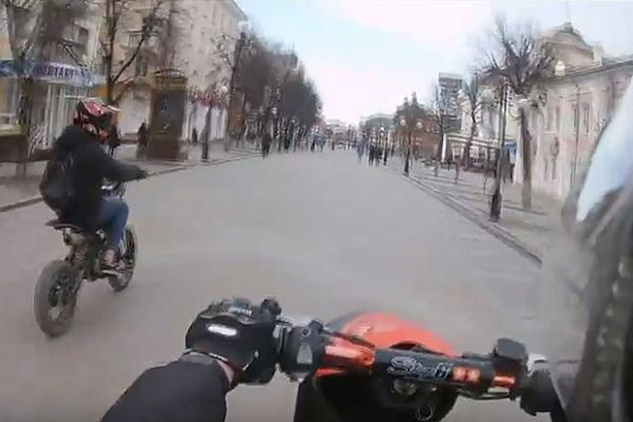 В Пензе двое мотоциклистов распугали прохожих на ул. Московской