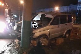 В Арбекове внедорожник рано утром врезался в столб