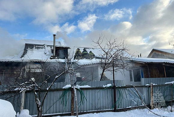 В Пензе 10 января 2024 дом тушат 32 пожарных