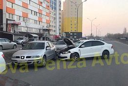 В Пензе иномарка протаранила припаркованные авто