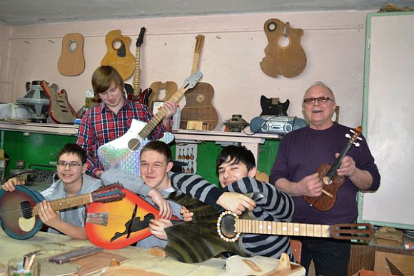 Пензенец Валерий Левин учит подростков реставрации и конструированию гитар