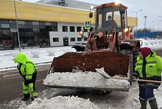 В Пензе вручную убирают дорожки и лестничные сходы