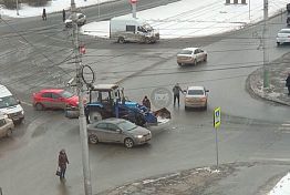 В Пензе на ул. Пушкина столкнулись трактор и легковушка В Пензе на ул. Пушкина столкнулись трактор и легковушка