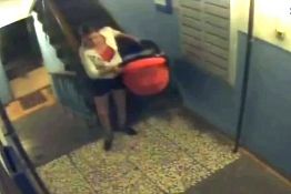 Пензячка попросила в соцсетях помочь найти украденную женщиной коляску Пензячка попросила в соцсетях помочь найти украденную женщиной коляску