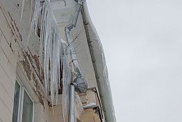 Пензенцев напугали сосульки на крыше дома по ул. Гладкова Пензенцев напугали сосульки на крыше дома по ул. Гладкова