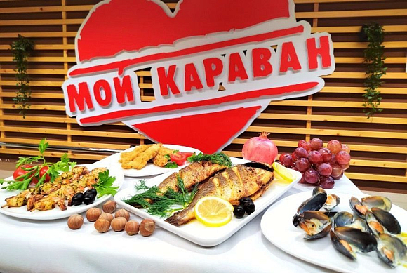Все блюда можно заказать с доставкой домой||Фото: «Караван» Шашлык из креветок и мидии в сливочном соусе: «Караван» приглашает на ужин в морском стиле