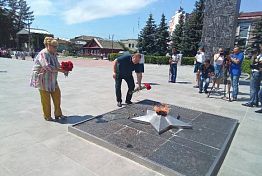 Мельниченко возложил цветы к мемориалу воинам-никольчанам Мельниченко возложил цветы к мемориалу воинам-никольчанам