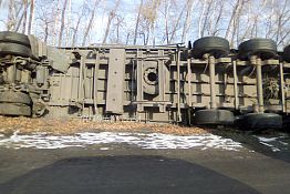 Под Пензой на трассе М-5 перевернулась фура
