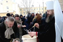 В Пензе митрополит Серафим угостил студентов-строителей медовухой 