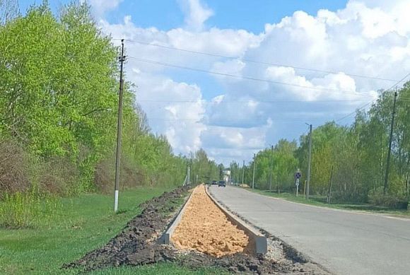 В Колышлее обновляют пешеходную зону возле районной больницы