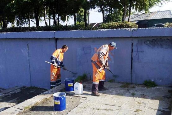 В Пензе начали красить подпорную стенку на набережной Суры