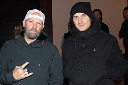 В Пензе лидер «Limp Bizkit» фотографировался с фанами на ул. Московской В Пензе лидер «Limp Bizkit» фотографировался с фанами на ул. Московской