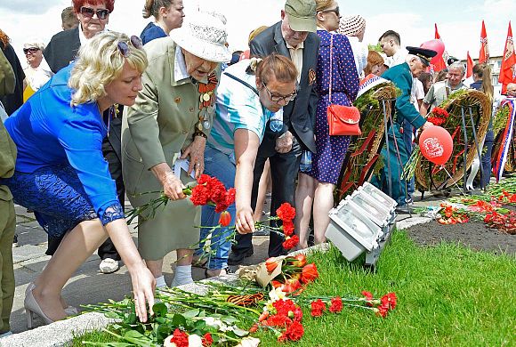 9 Мая: Монумент воинской и трудовой Славы пензенцев «утонул» в цветах