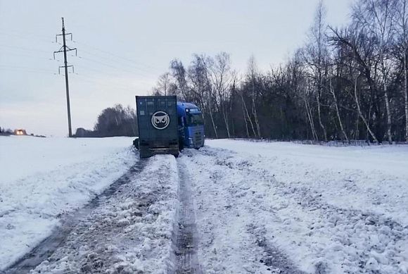 В Каменке фура вылетела с трассы на заснеженную обочину