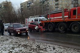 В Пензе Lada Xray врезалась в грузовик у «Салюта» В Пензе Lada Xray врезалась в грузовик у «Салюта»