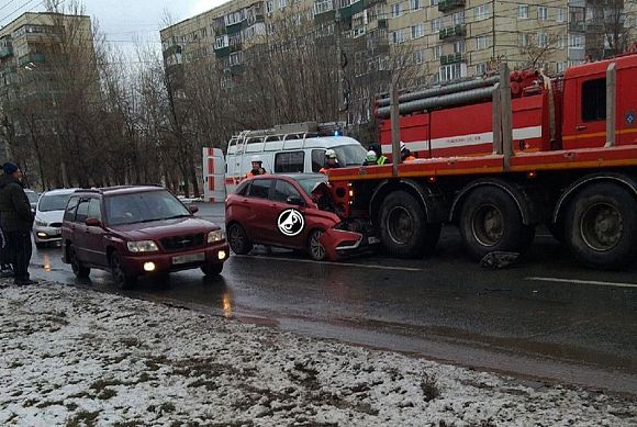 В Пензе Lada Xray врезалась в грузовик у «Салюта»