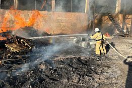 МЧС опубликовало видео тушения пожара на улице Дорожной