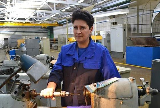 С 19 лет пензячка Надежда Ерофеева работает за станком и мужчинам не уступает