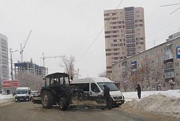 На ул. Мира трактор столкнулся с маршруткой