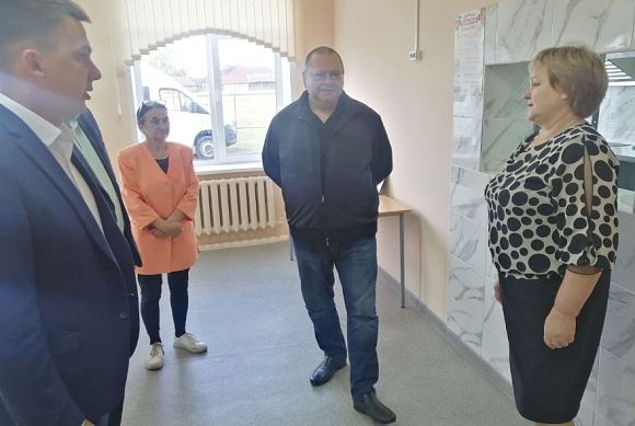 Мельниченко проверил капитальный ремонт в школе Наровчатского района