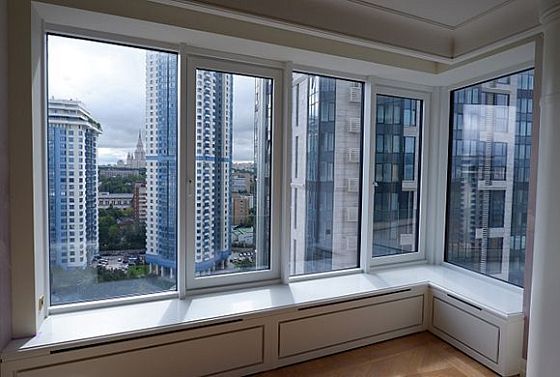 Как обустроить балкон: практичное и продуманное решение