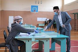 Муфтий села Средняя Елюзань принял участие в голосовании по поправкам