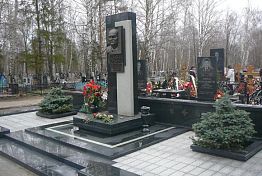 Иван Белозерцев навестил могилу Василия Бочкарева