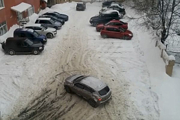 В Пензе автолюбитель «сыграл» в царя ледяной горы. Видео