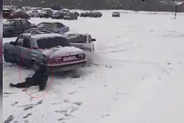 В Сети появилось видео с «ВАЗом», таранящем «Волгу» и человека В Сети появилось видео с «ВАЗом», таранящем «Волгу» и человека