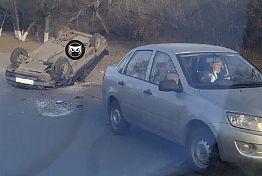 В Пензе «пятнадцатая» перевернулась после столкновения с «Грантой»