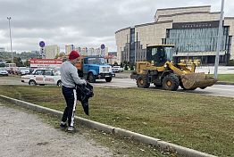 В Пензе убрали мусор перед филармонией В Пензе убрали мусор перед филармонией