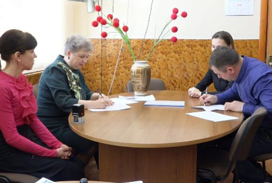 В Кузнецке первый соцконтракт подписали с многодетной семьей
