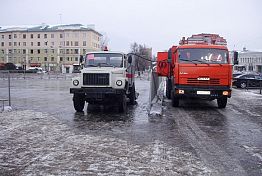 В Пензе на площади Ленина заливают каток 