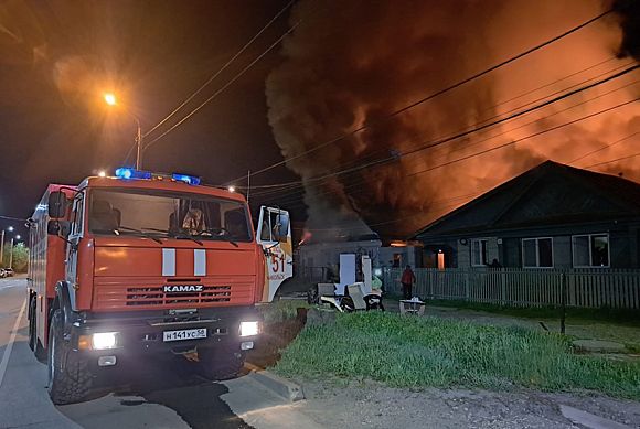В Никольске ночной пожар уничтожил постройки в двух дворах