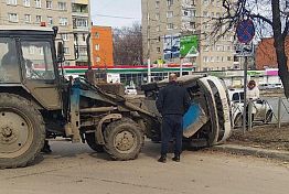 В Пензе трактор перевернул автомобиль Volkswagen