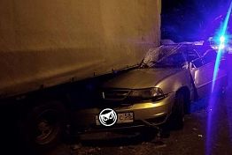 В Пензе на ул. Литвинова легковушка влетела под большегруз В Пензе на ул. Литвинова легковушка влетела под большегруз
