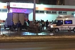В сеть выложили фото «Рено» влетевшего в столб на пр. Победы В сеть выложили фото «Рено» влетевшего в столб на пр. Победы