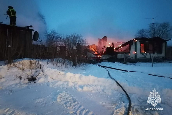 В Каменском районе сгорели два дома, погиб мужчина