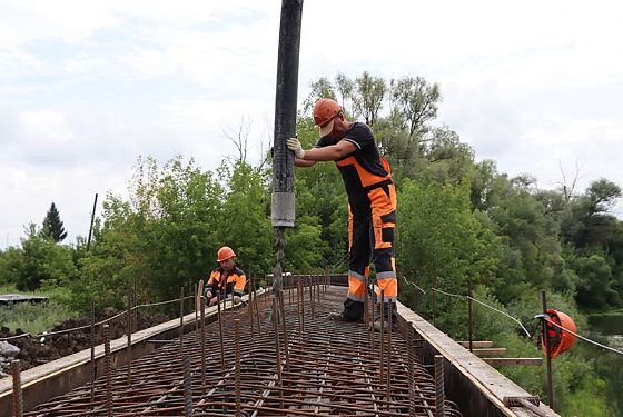 Продолжается реконструкция моста через реку Шукша в Лунино