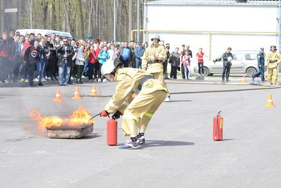 В Пензе школьники соревновались в тушении огня