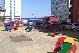 После вмешательства прокуратуры отремонтировали детскую площадку в Спутнике